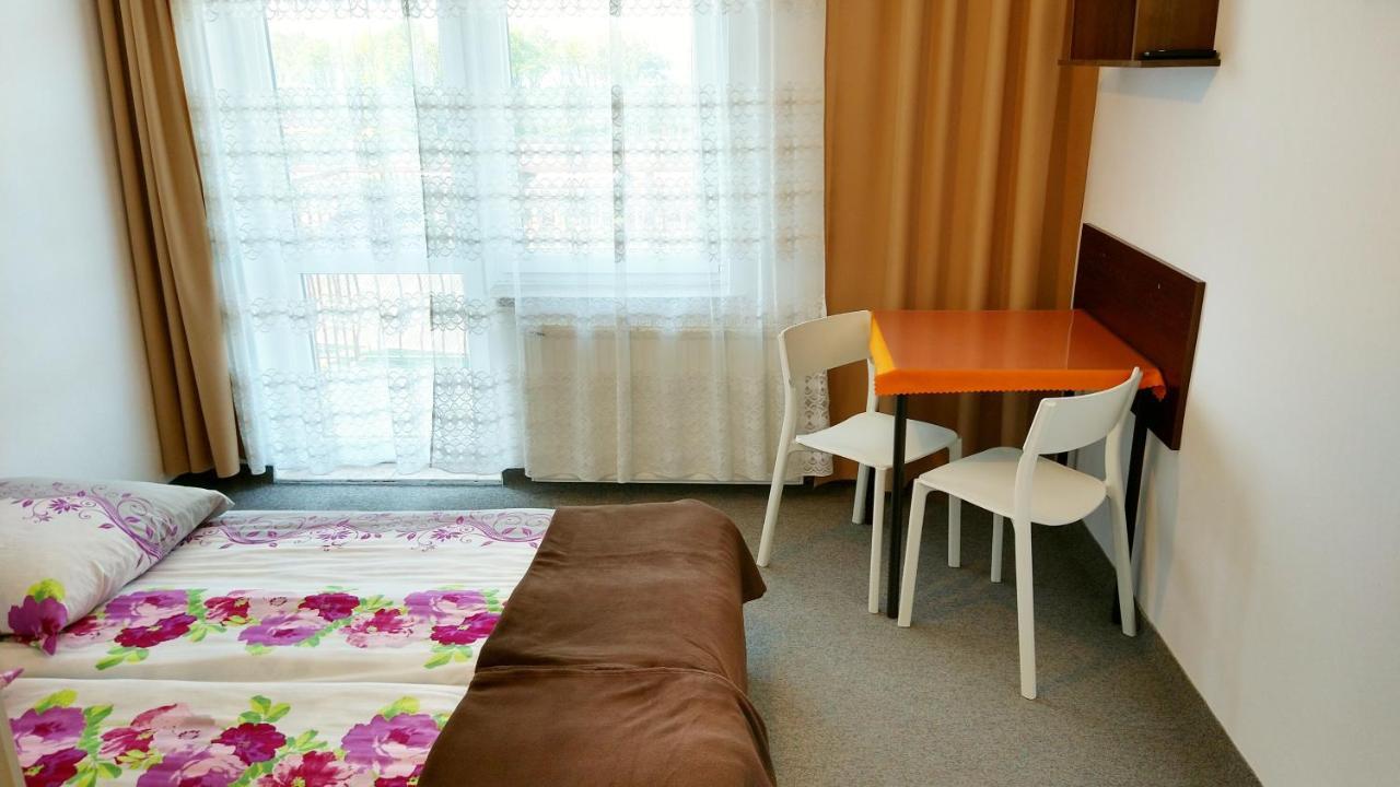 Klif Pokoje Goscinne W Centrum Blisko Morza ウストロニエ・モルスキエ エクステリア 写真